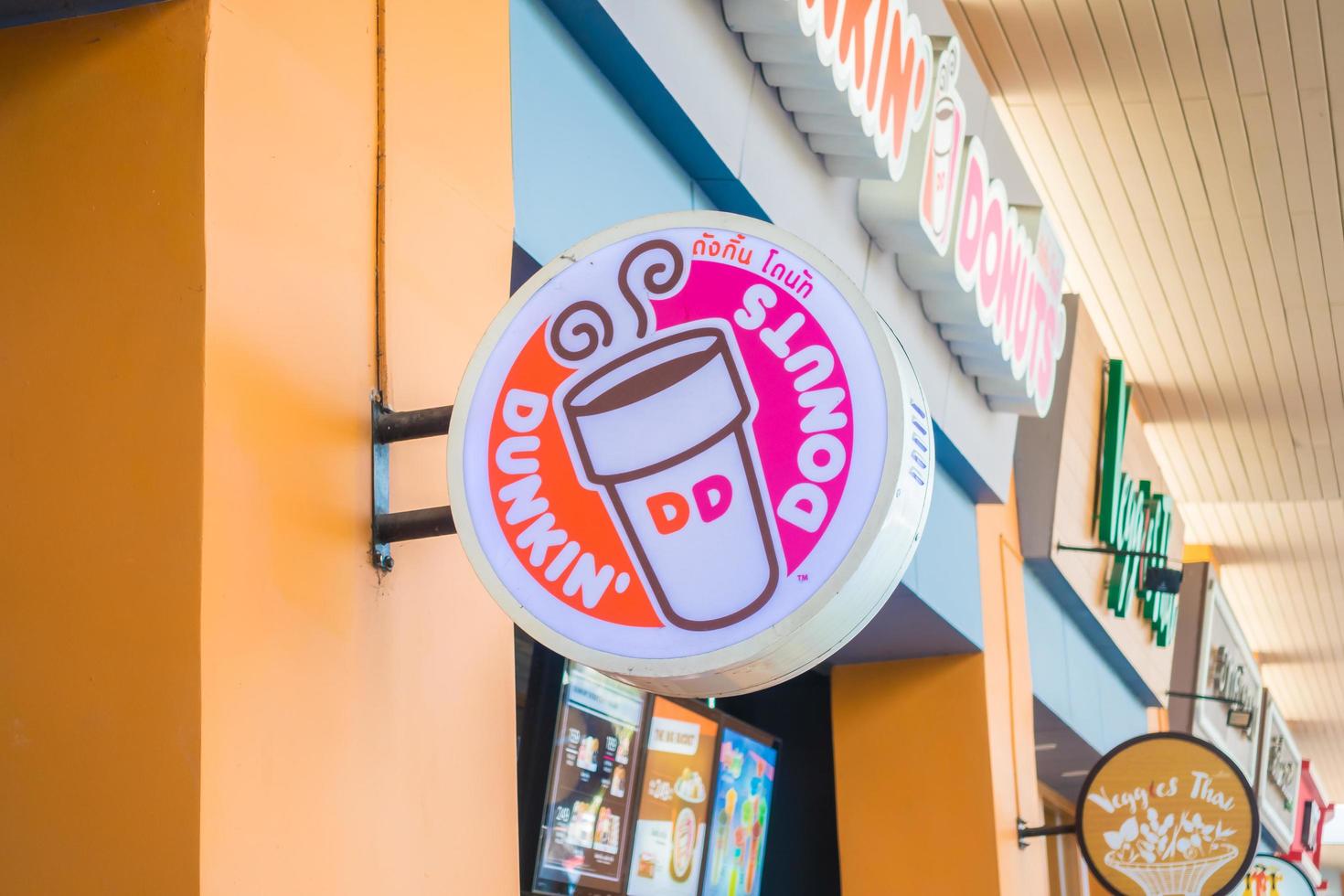 nonthaburi, thailandia 20 gennaio 2018 dunkin donuts sign foto