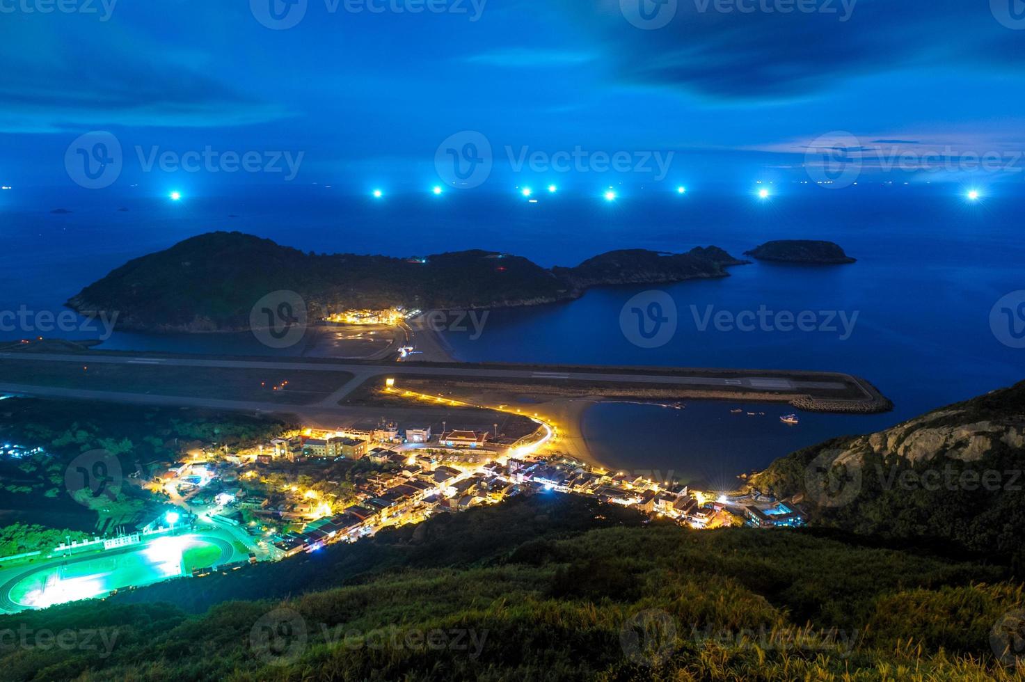 veduta aerea dell'isola di matsu di notte, taiwan foto