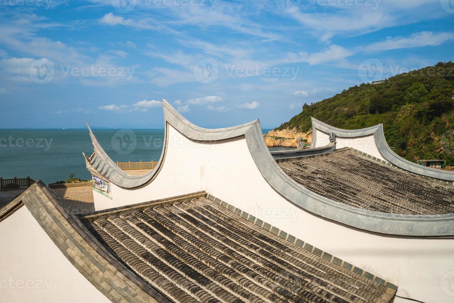 Tetto del tempio di mazu all'isola di nangan a matsu, taiwan foto