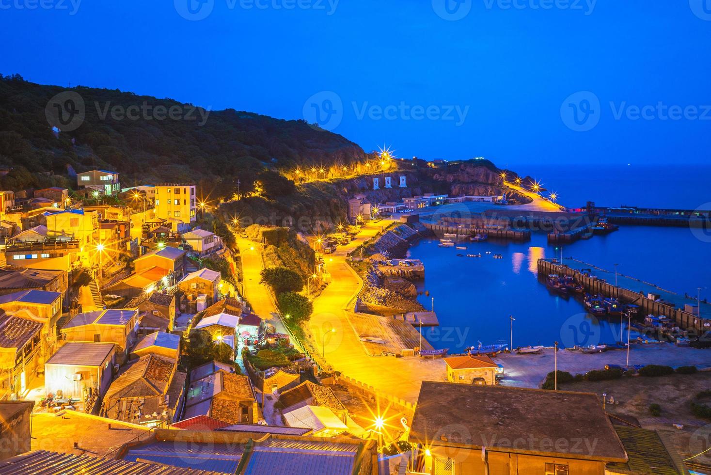 Vista notturna del villaggio di lehua zhongliu e del porto di zhongzhu, taiwan foto