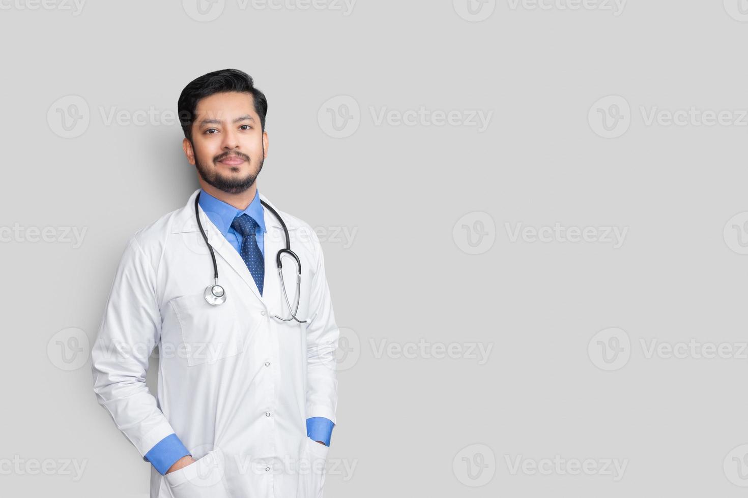 ritratto di medico maschio con stetoscopio e braccia in cappotto isolato su sfondo bianco. concetto di assicurazione sanitaria. foto