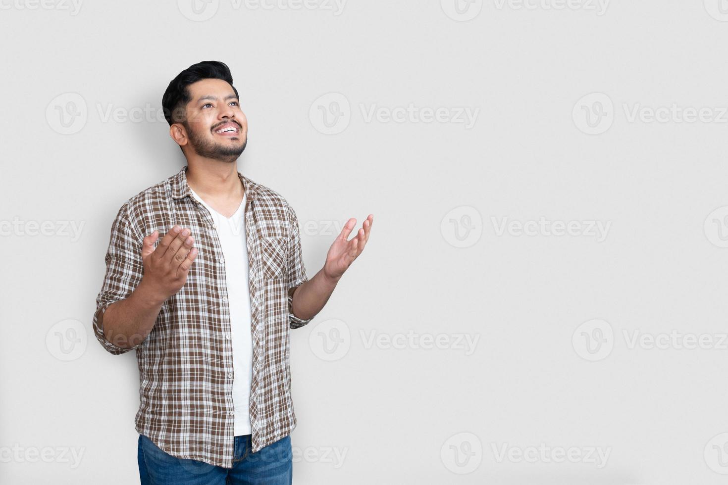 Adulto uomo asiatico su sfondo isolato pazzo e felice gridando e urlando con espressione aggressiva e le braccia alzate. concetto felice. foto