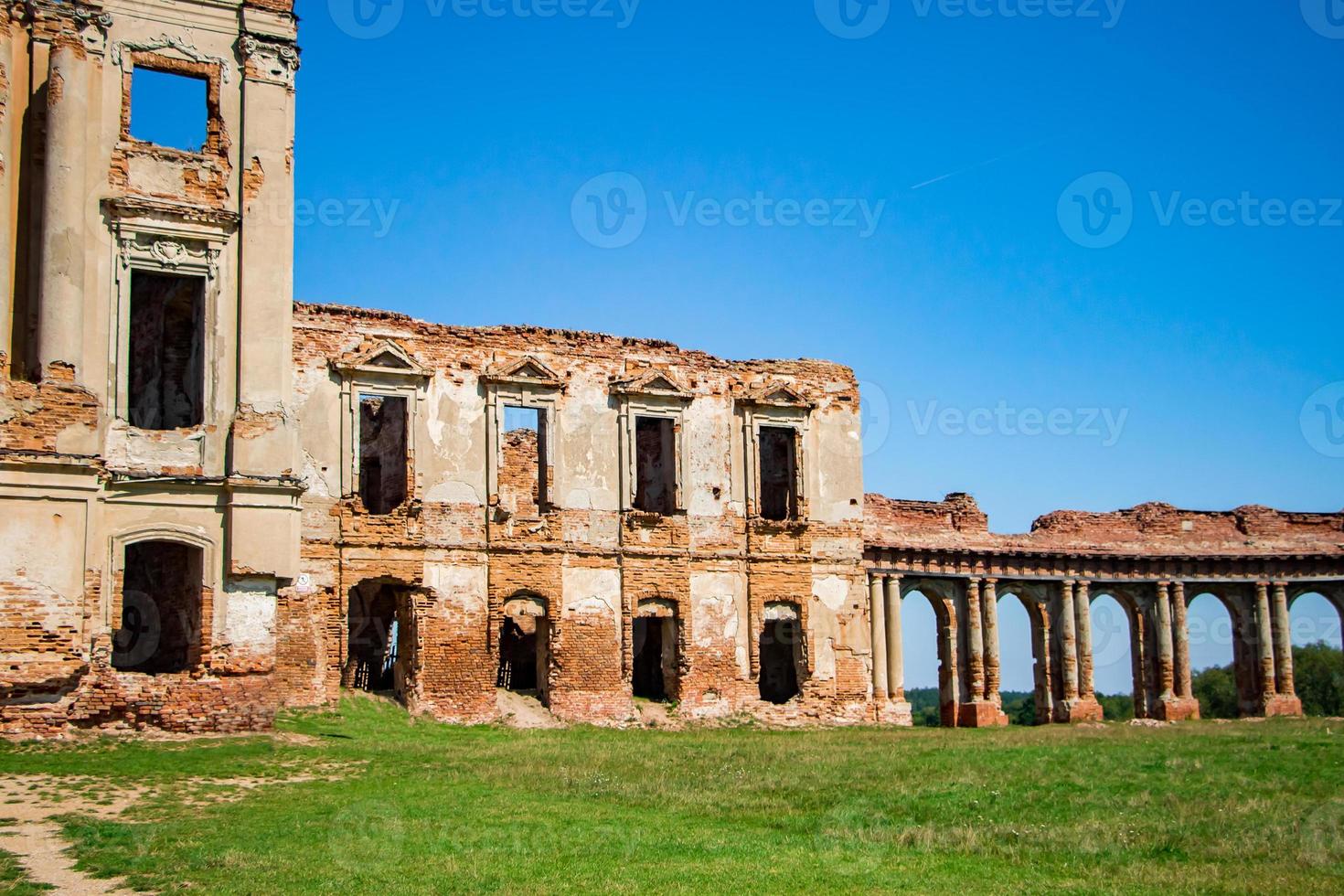 le rovine di un castello medievale a ruzhany. vista del vecchio complesso del palazzo con colonne. regione di Brest, Bielorussia. foto