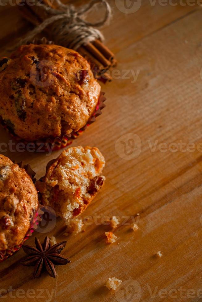 muffin fatti in casa con uvetta. cottura di natale su un fondo di legno. foto