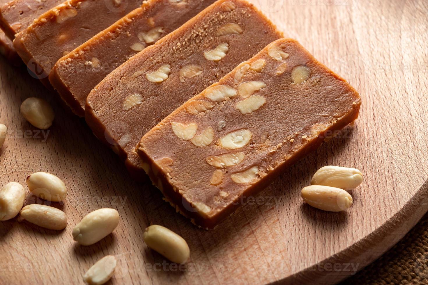 sorbetto di arachidi su uno sfondo di legno. dolce vegetariano con noci. foto