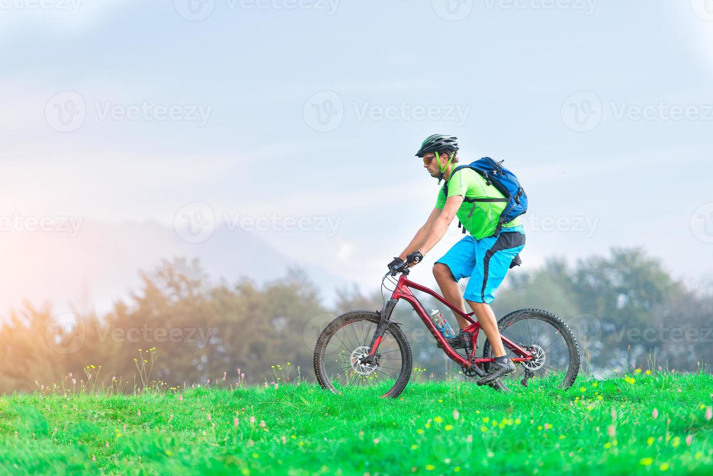un giovane maschio in sella a una mountain bike all'aperto foto