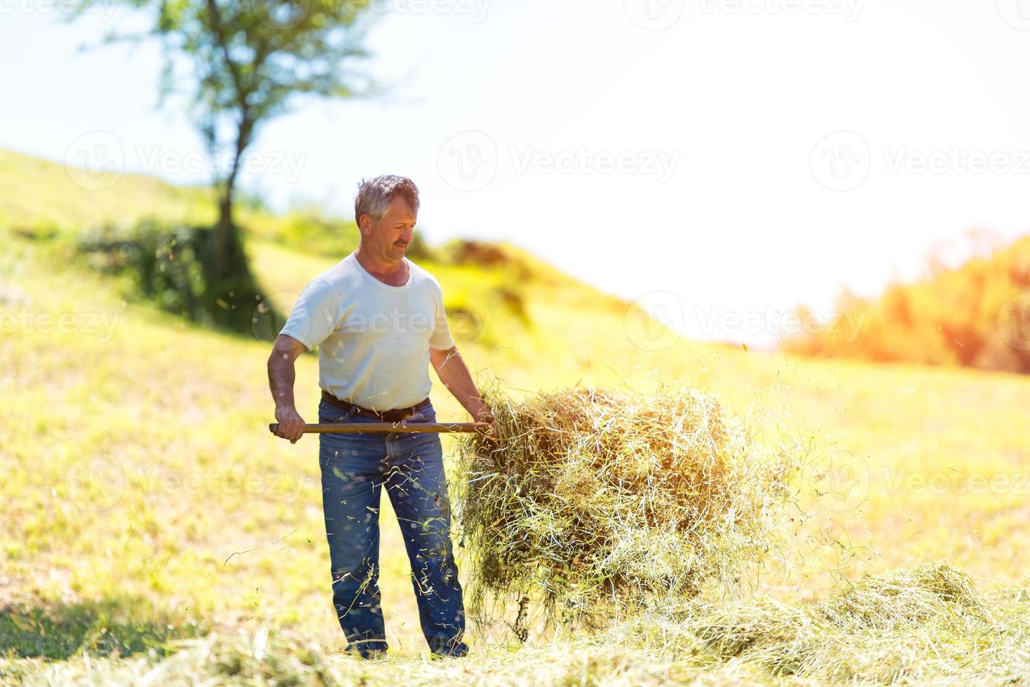 un contadino prepara la mano foto