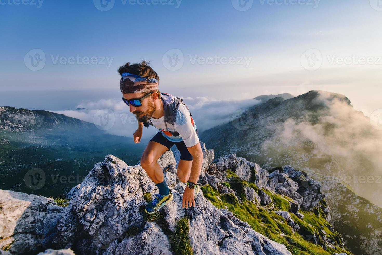 atleta ultramaratoneta in montagna durante un allenamento foto