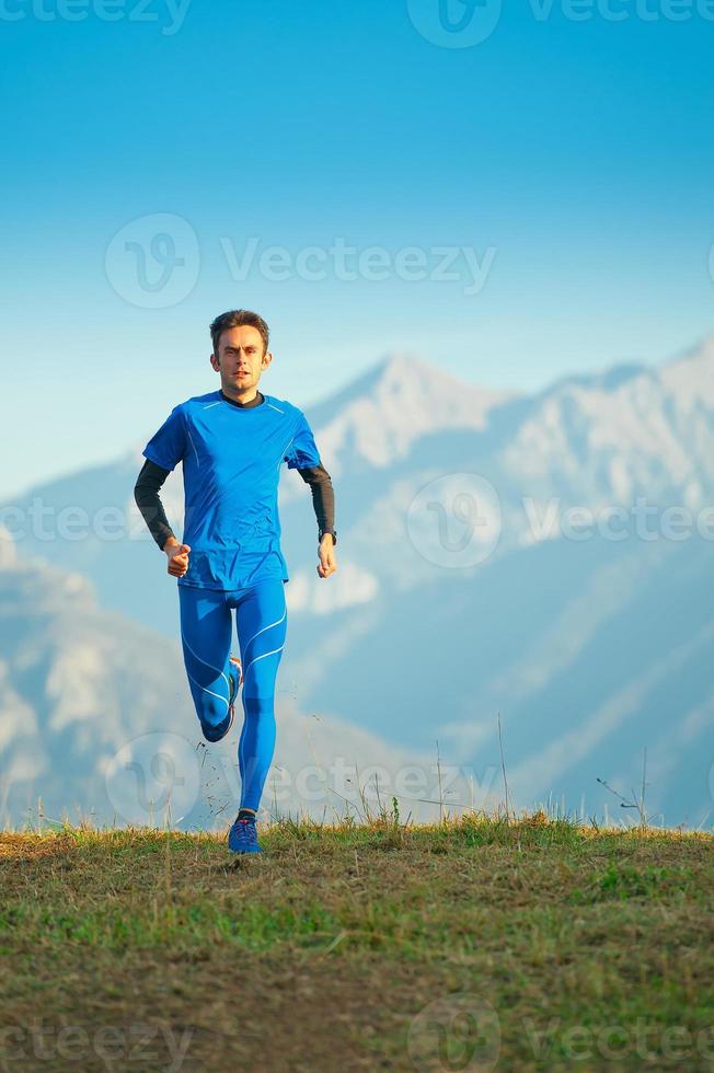 atleta professionista di corsa in montagna in allenamento foto