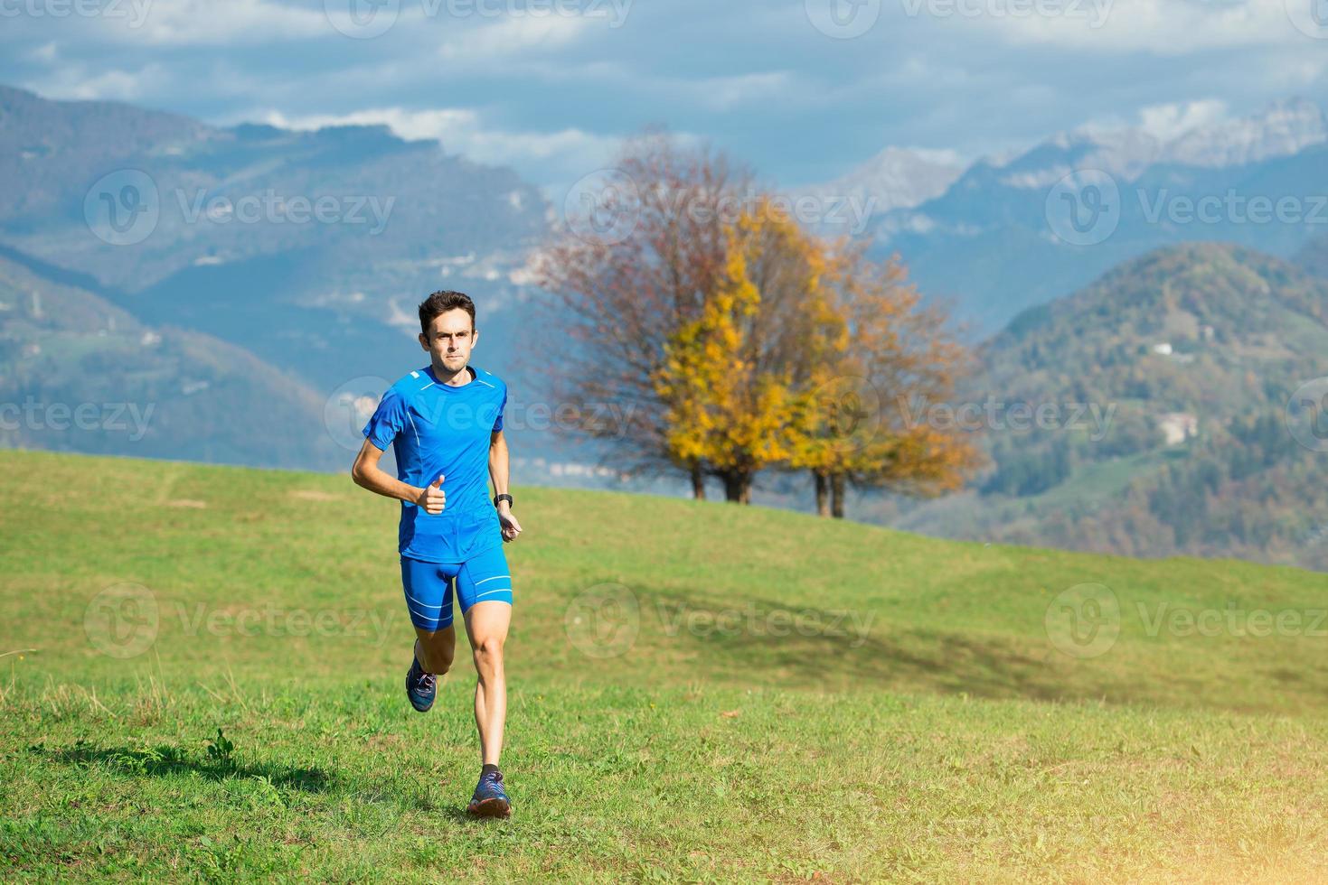 corsa nella natura di un atleta nel prato verde foto