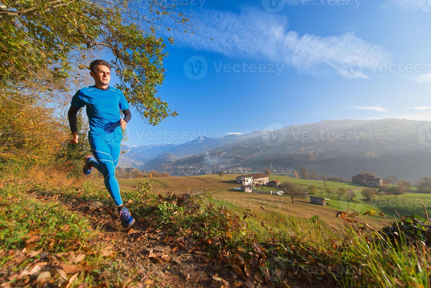 atleta corre su sentiero di montagna in una valle delle alpi italiane foto