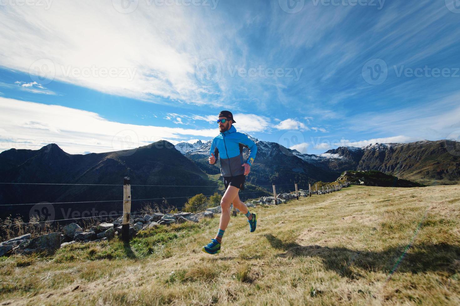 un corridore si allena sui prati di montagna foto