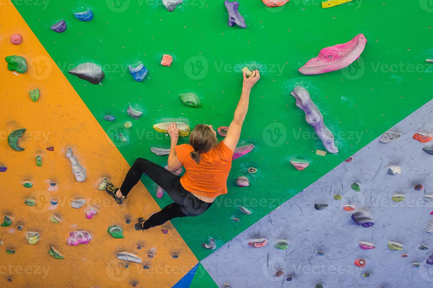 ragazza di arrampicata indoor foto