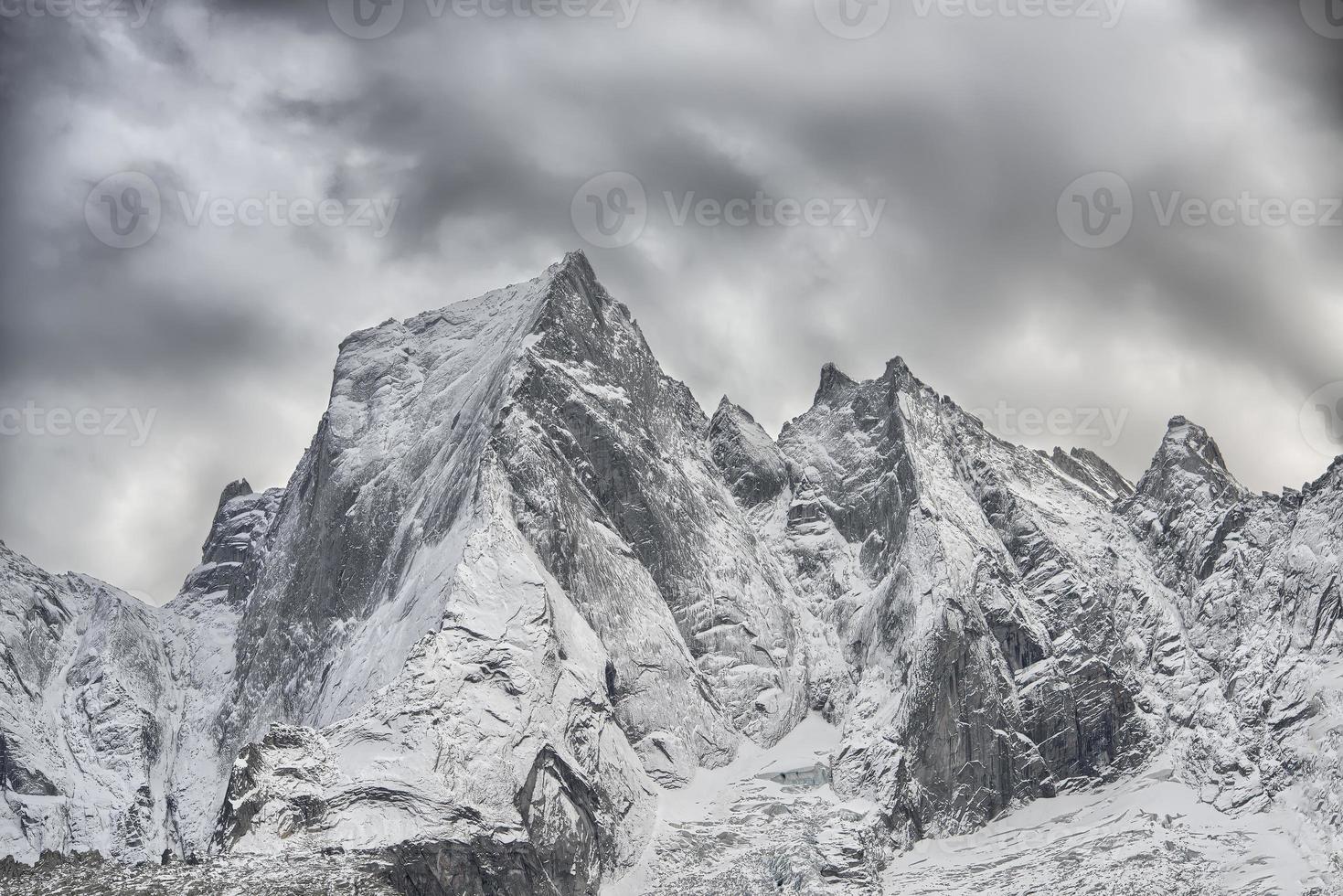 la parete nord della montagna delle alpi retiche in svizzera. pizzo badile foto