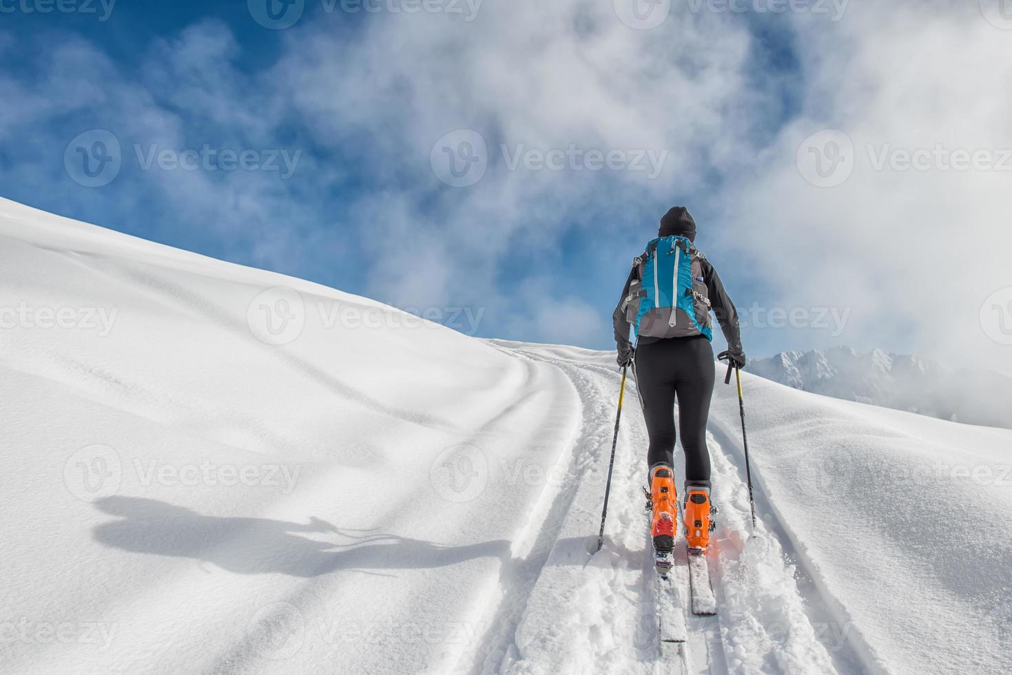 una ragazza fa sci alpinismo foto