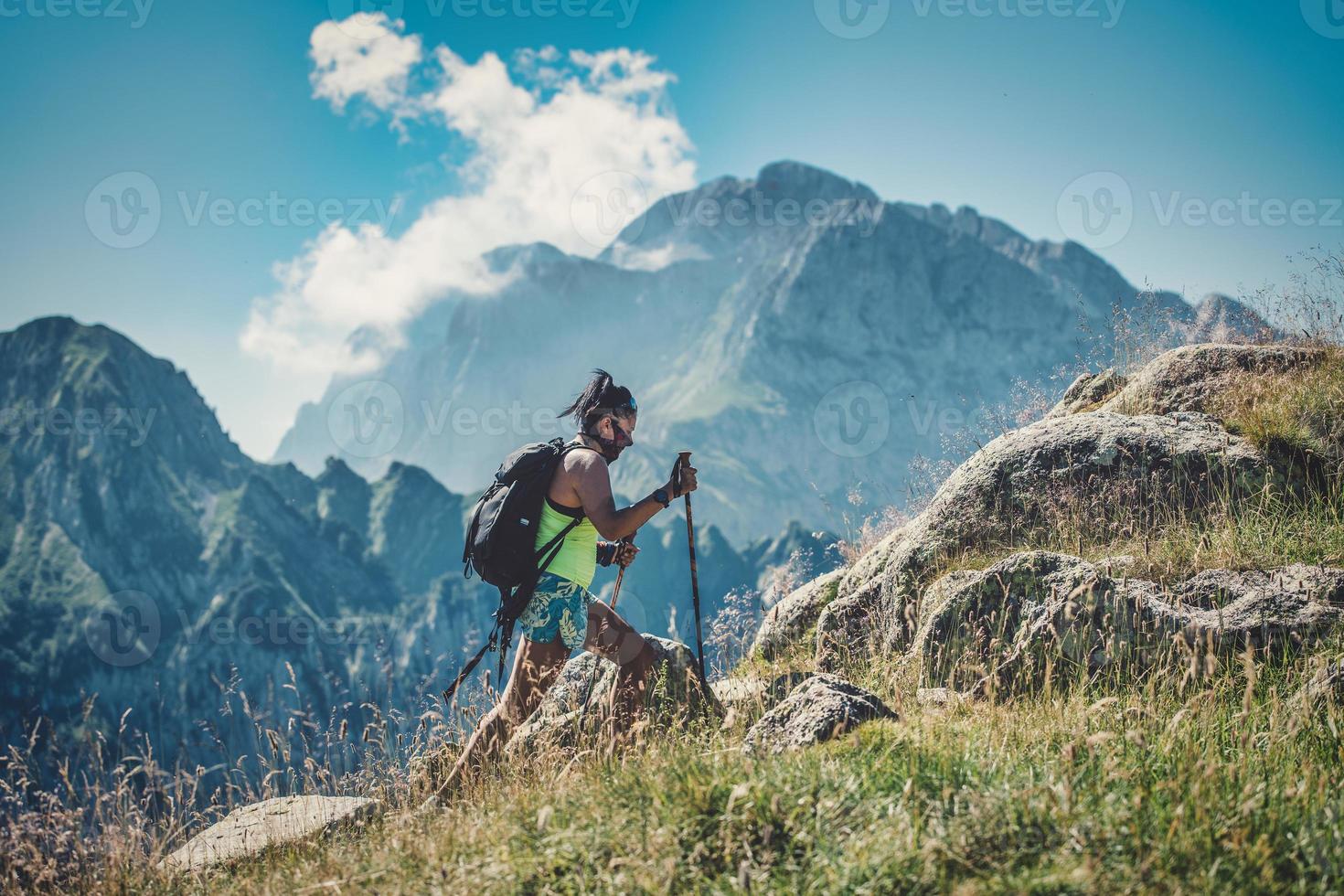 una ragazza pratica il trekking con una maschera antivirus foto