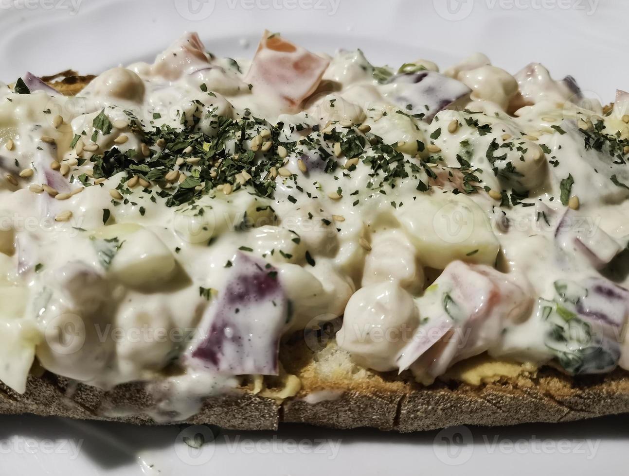 insalata russa e toast al prezzemolo foto