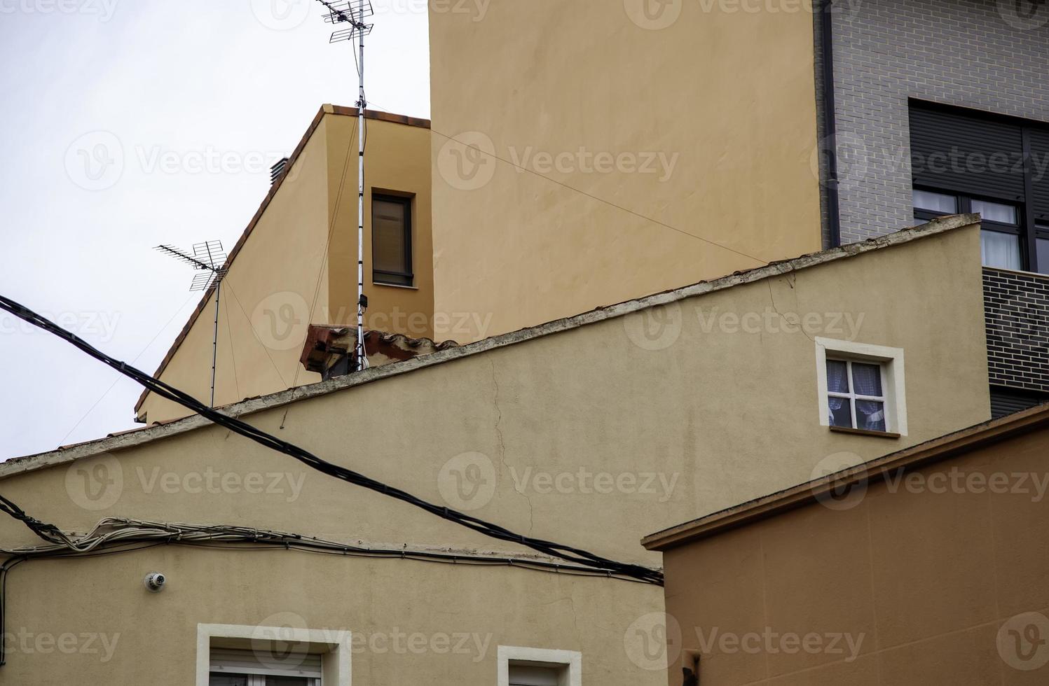 casa di paese con antenne foto