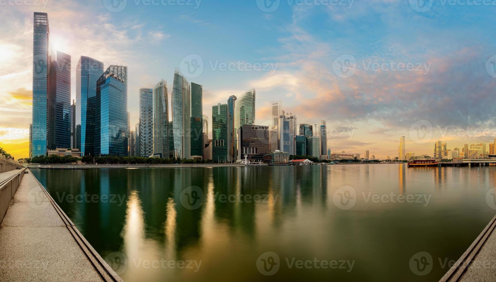 skyline del distretto finanziario di singapore a marina bay sull'ora del tramonto. foto