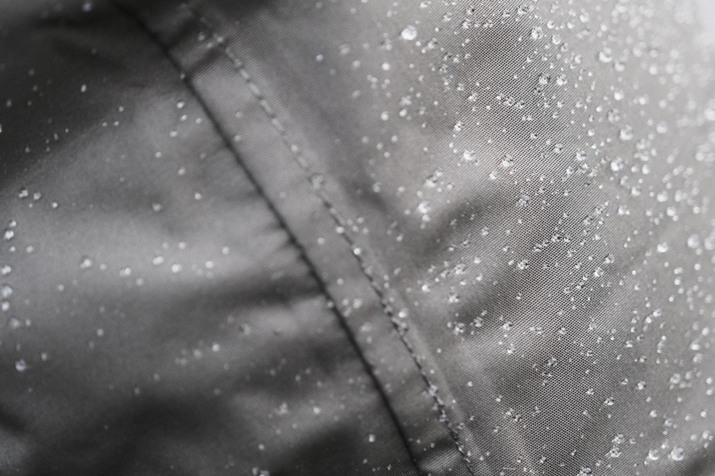 impermeabile bagnato in tessuto impermeabile grigio liscio e aderente foto
