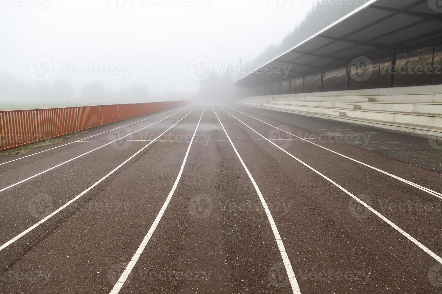 pista da corsa con nebbia foto