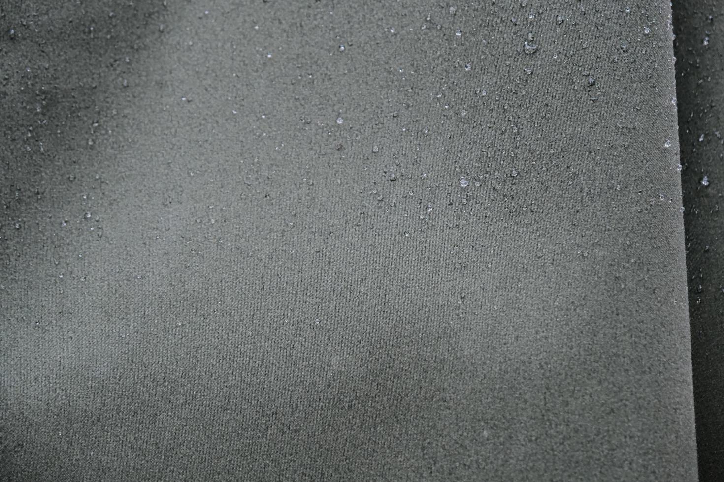 ombrello bagnato in tessuto impermeabile grigio liscio e aderente foto