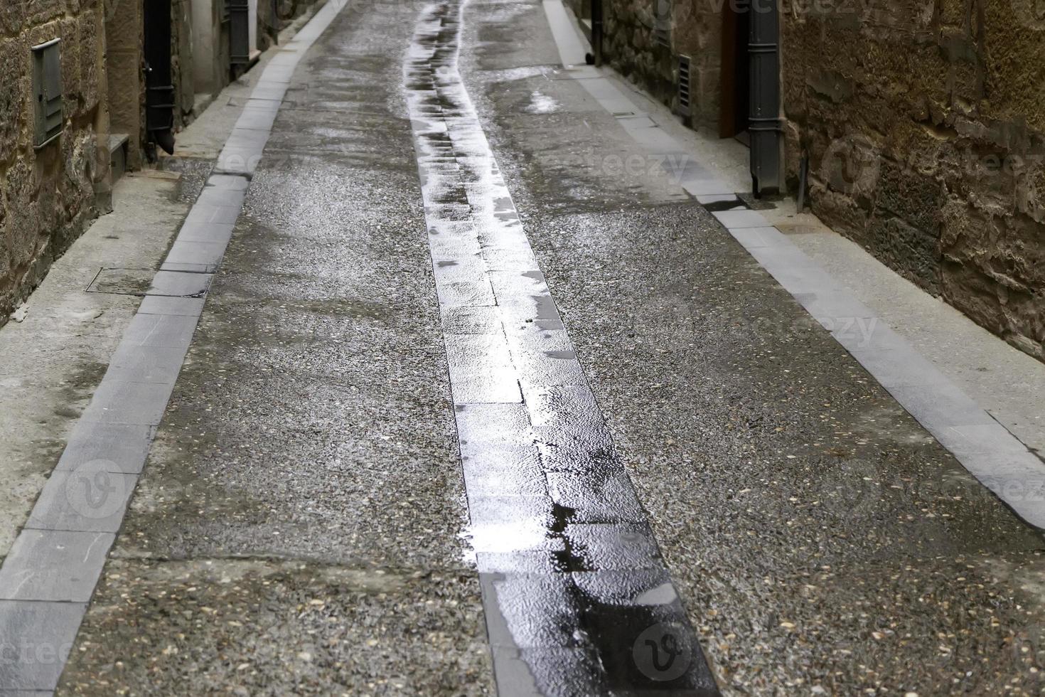 vecchio vicolo sotto la pioggia foto