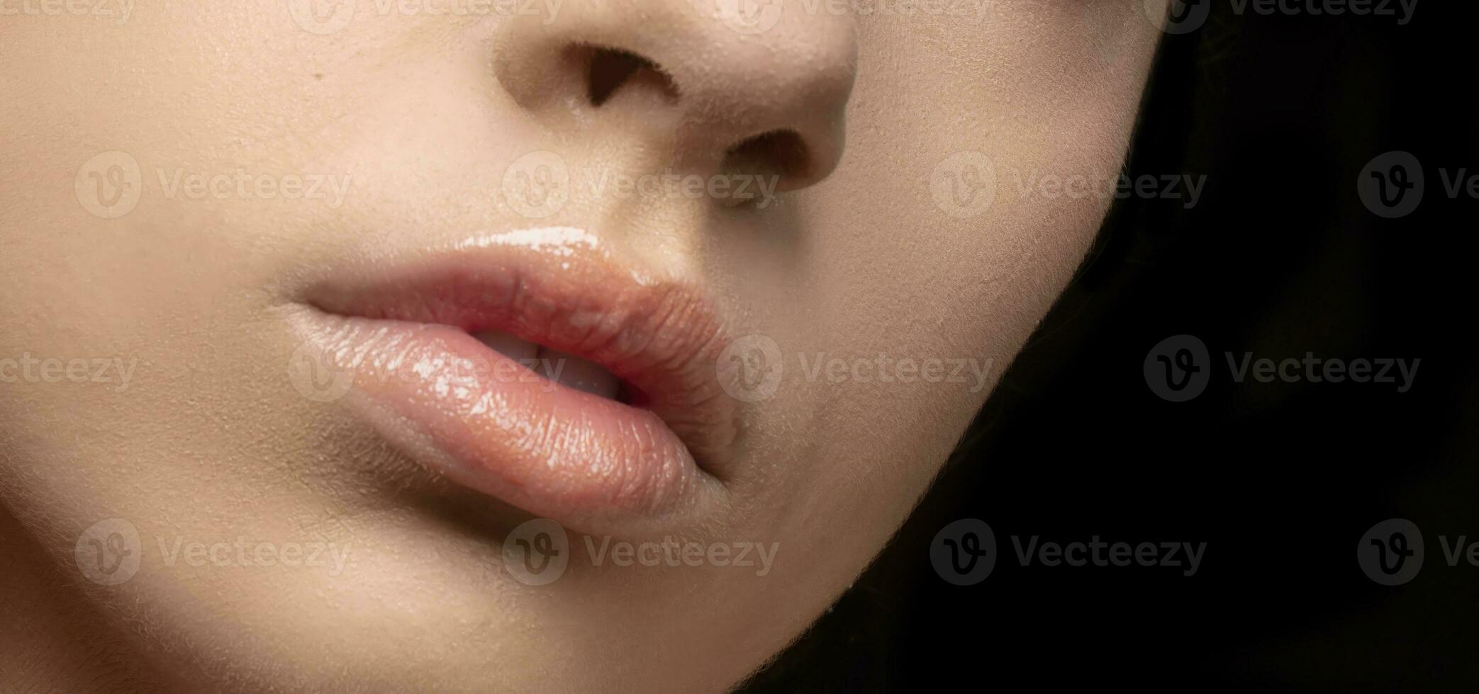 bellezza moda donna labbra con naturale beige colore trucco. opaco rossetto. nudo colori. foto