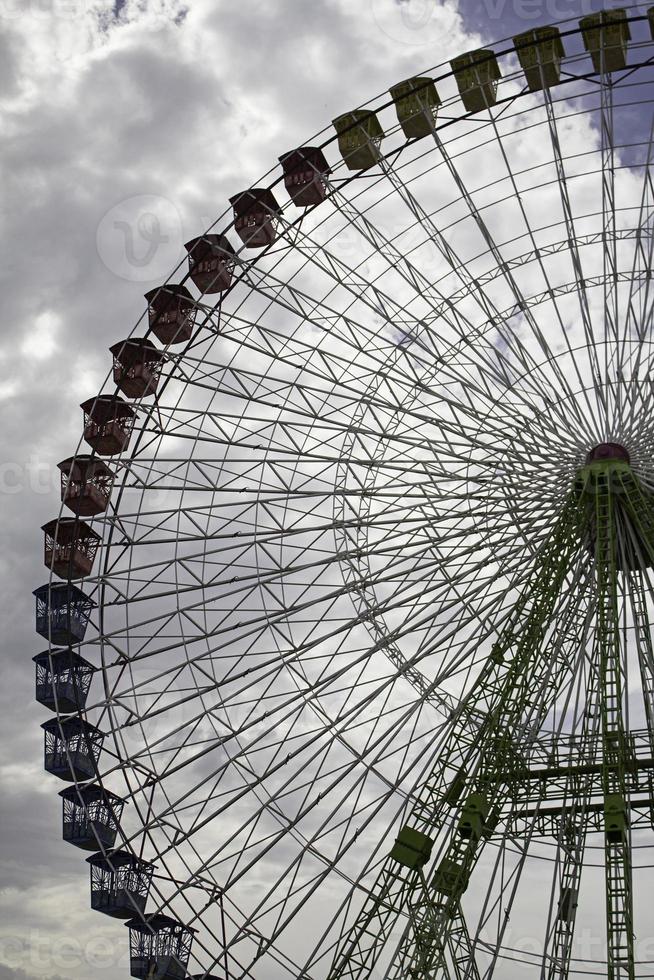 ruota panoramica nel parco foto