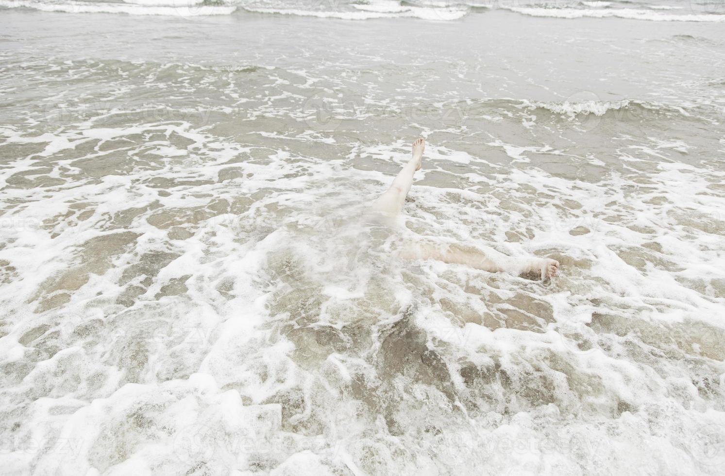 gambe galleggianti spiaggia foto