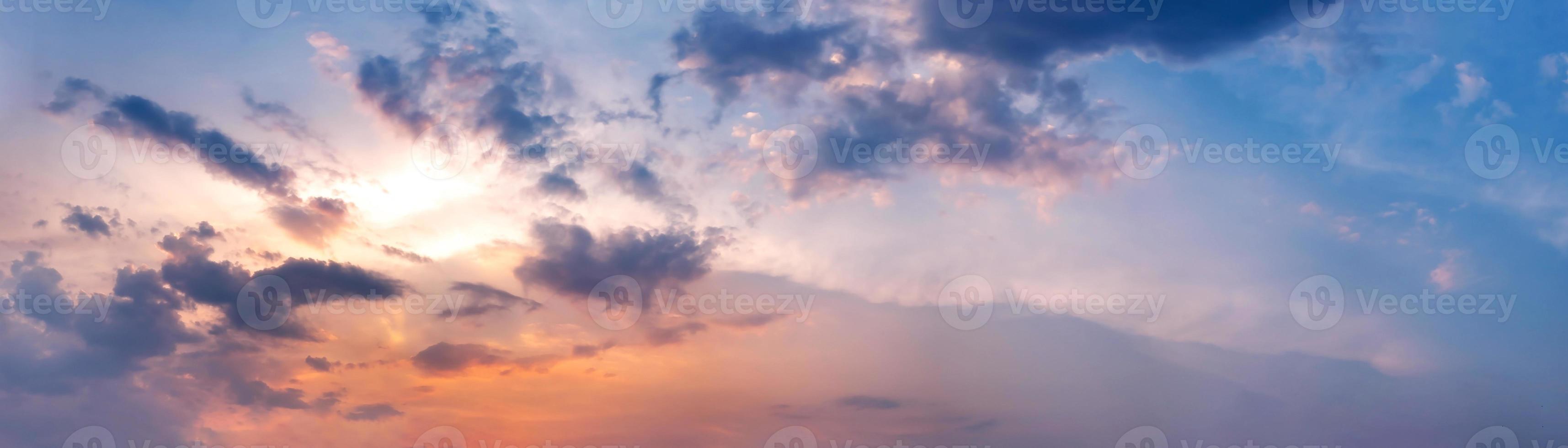 drammatico cielo panoramico con nuvole all'alba e al tramonto. foto