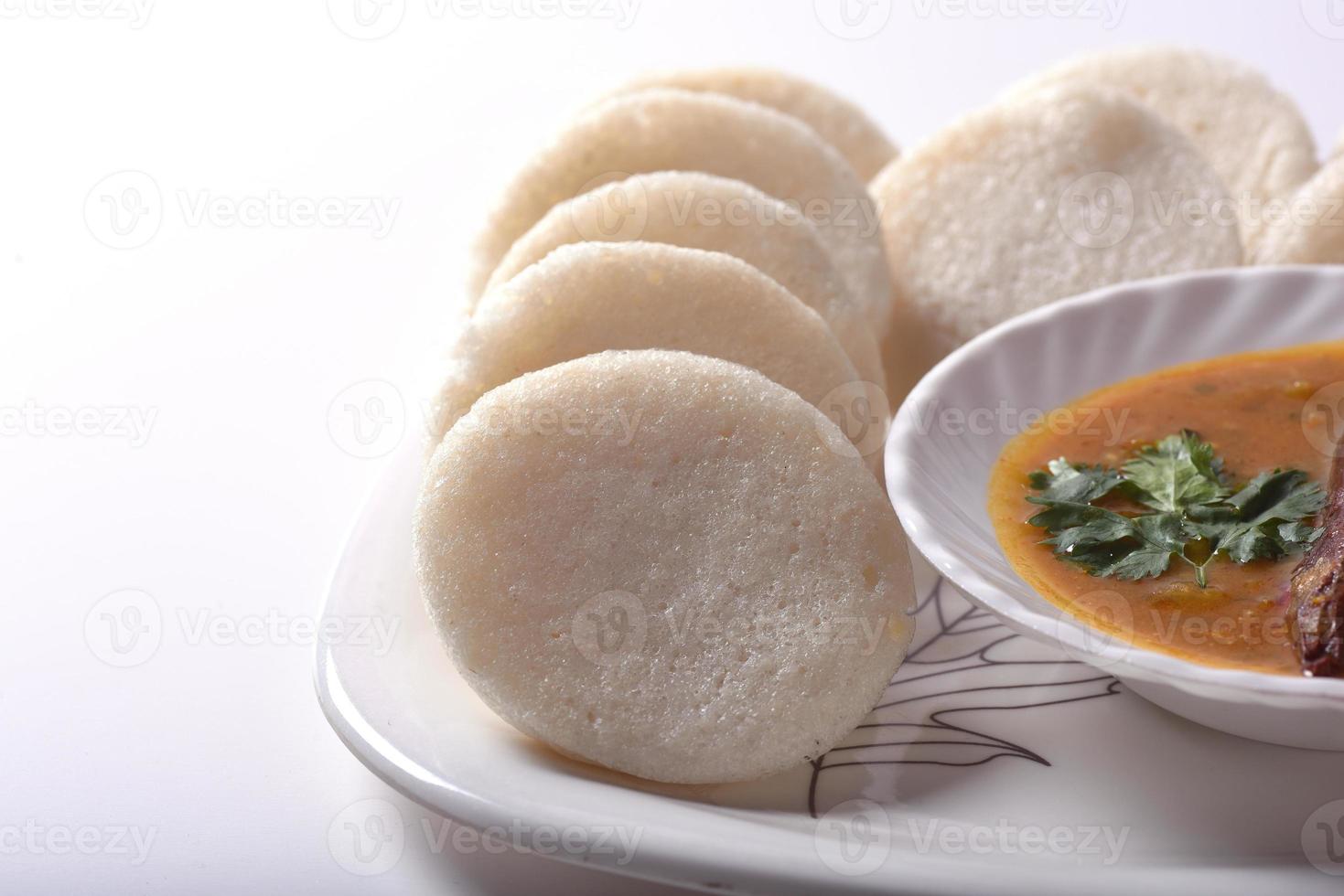 idli con sambar e chutney di cocco, piatto indiano cibo preferito dell'India del sud rava idli o semolino pigramente o rava pigramente, servito con sambar e chutney di cocco verde. foto