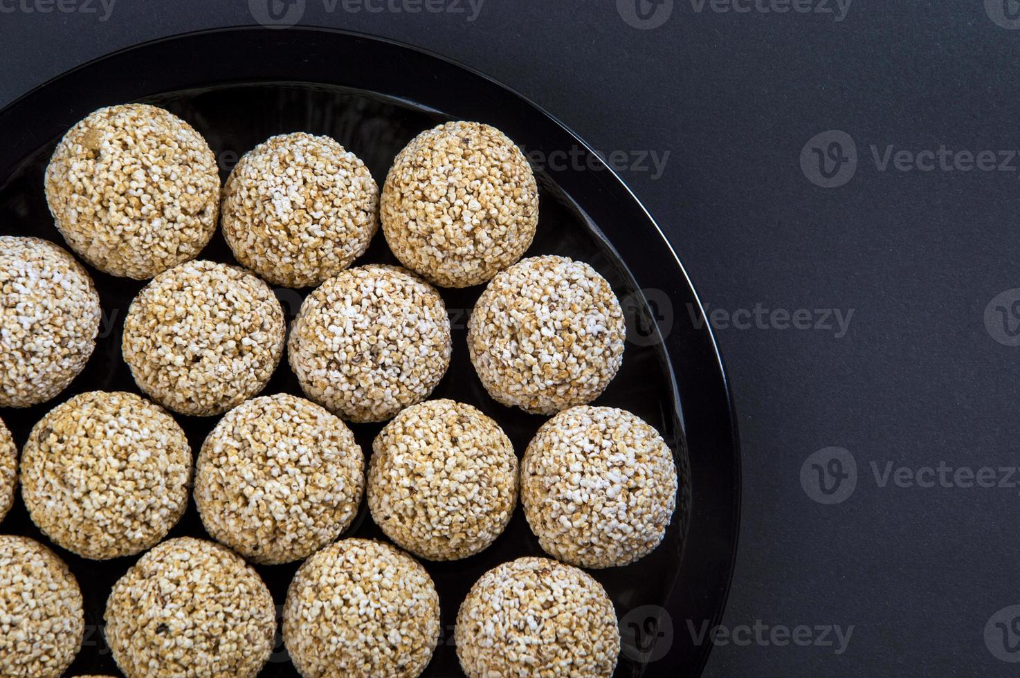 amaranto ladoo o rajgira laddu o cholai ke laddo in banda nera su sfondo nero. foto