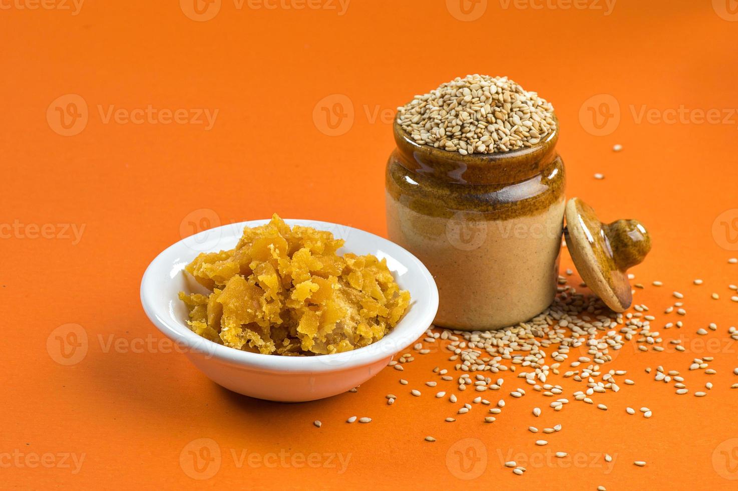 semi di sesamo in vaso di terracotta con jaggery in ciotola foto