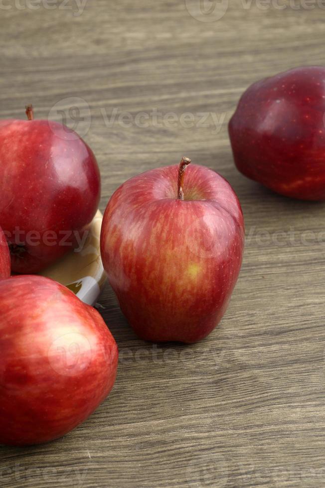 mele rosse mature su fondo di legno foto