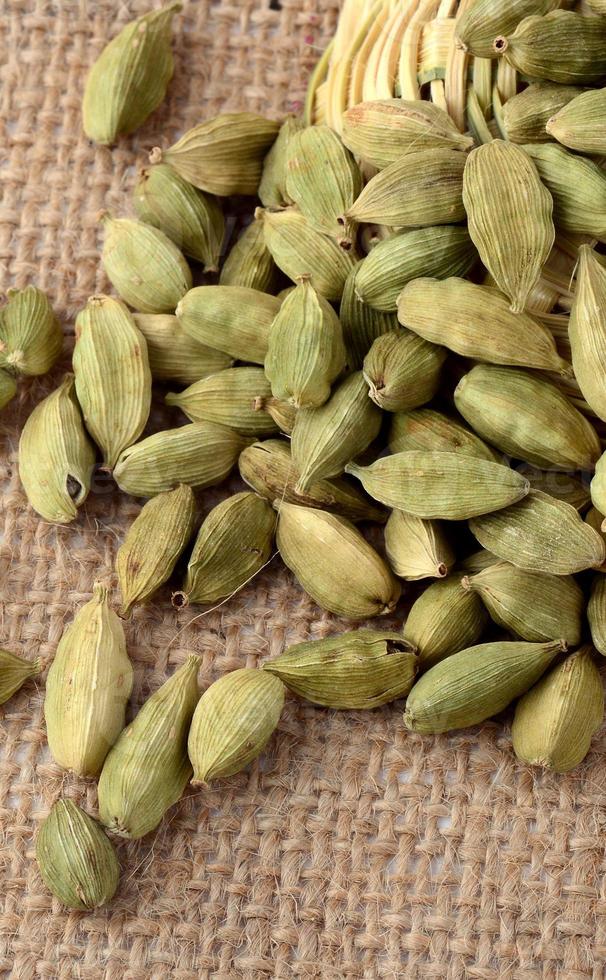 baccelli di cardamomo verde su tela di sacco foto