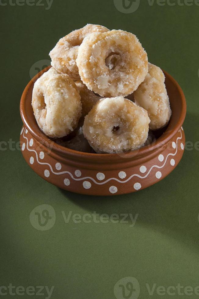 cibo dolce tradizionale indiano balushahi su uno sfondo verde oliva foto