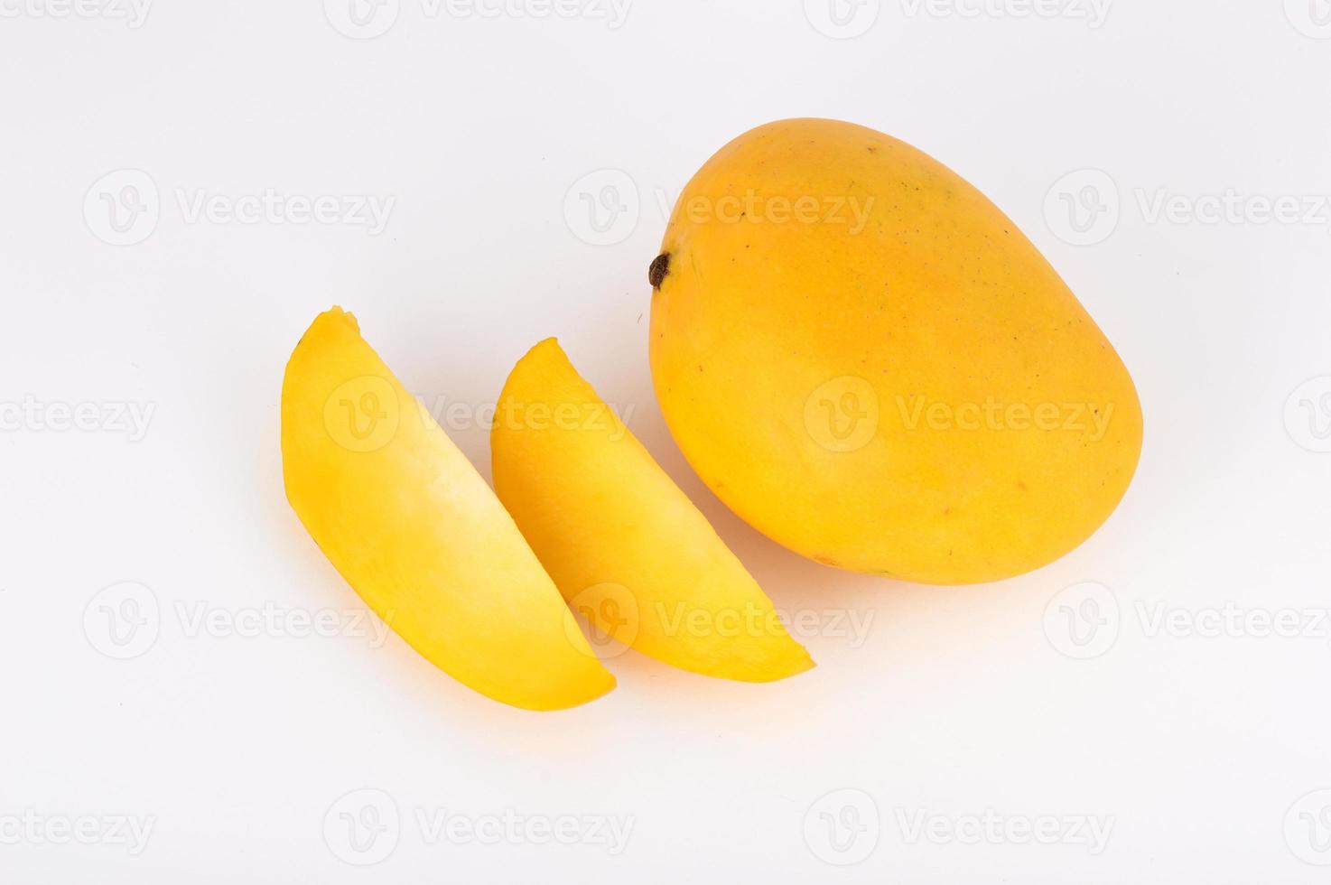 frutto di mango con fetta su sfondo bianco foto
