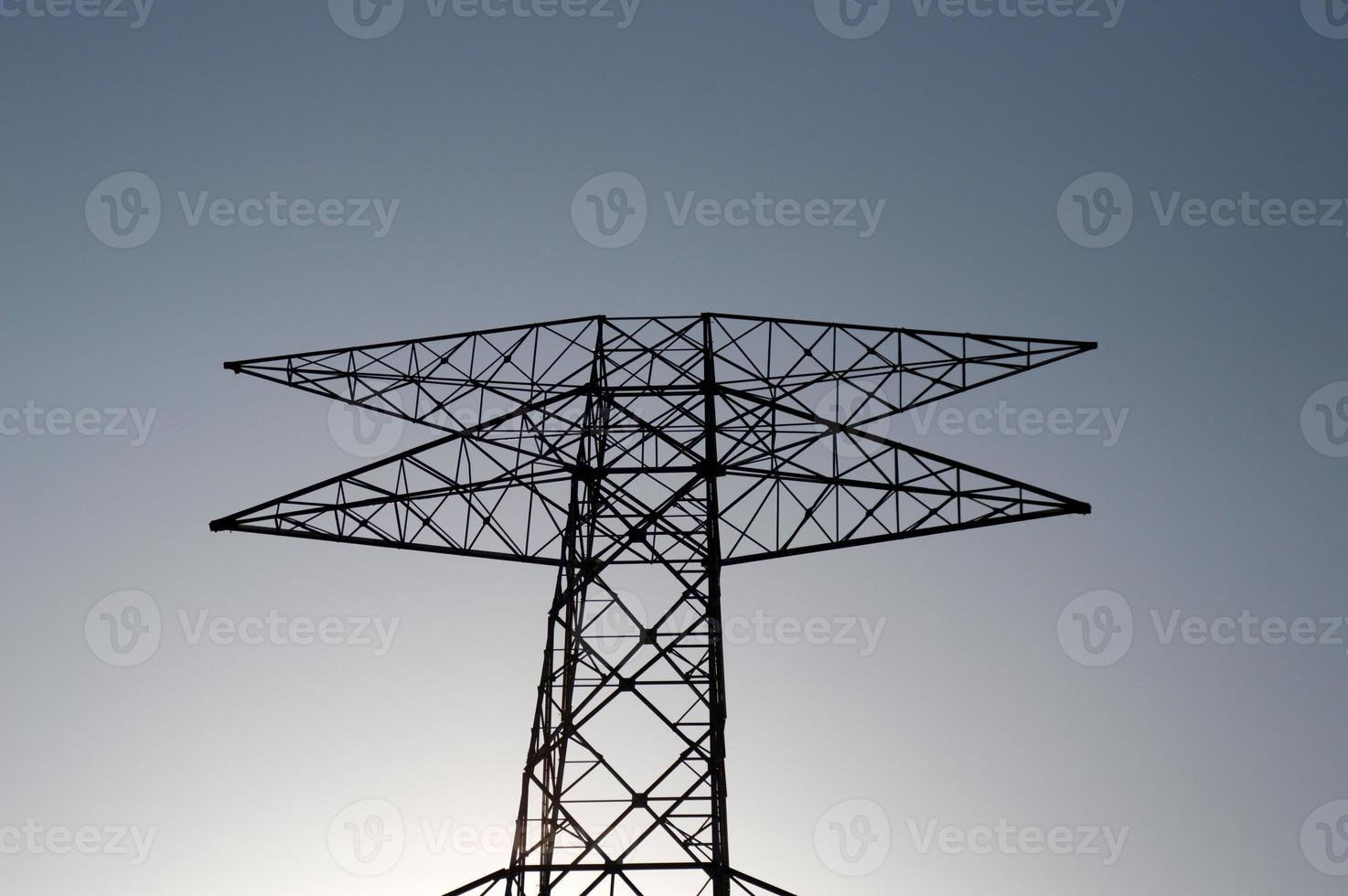 post ad alta tensione, torre ad alta tensione su sfondo blu cielo. foto