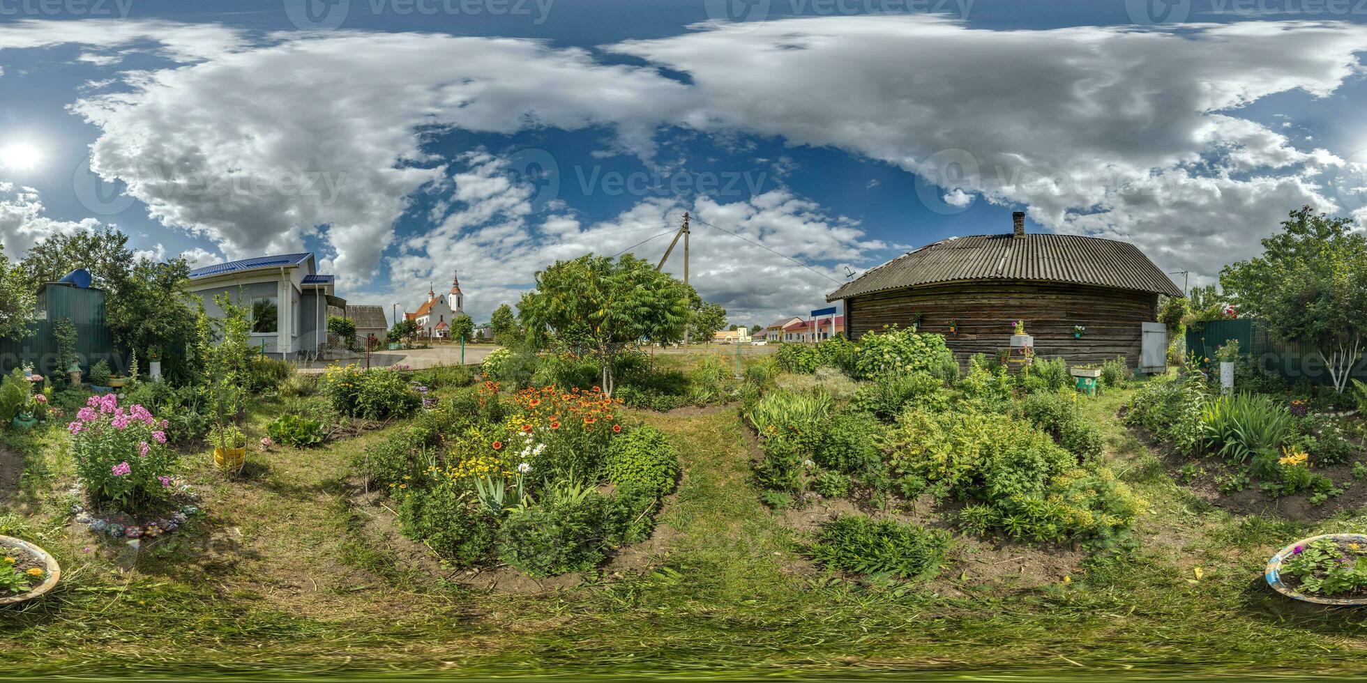 360 hdri panorama Visualizza nel giardino con fiore letto cortile vicino di legno eco Casa nel villaggio nel equirettangolare sferico proiezione. per vr ar soddisfare foto
