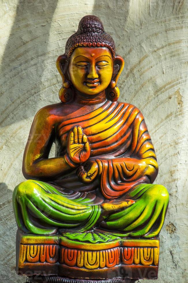 primo piano della statua colorata di buddha foto