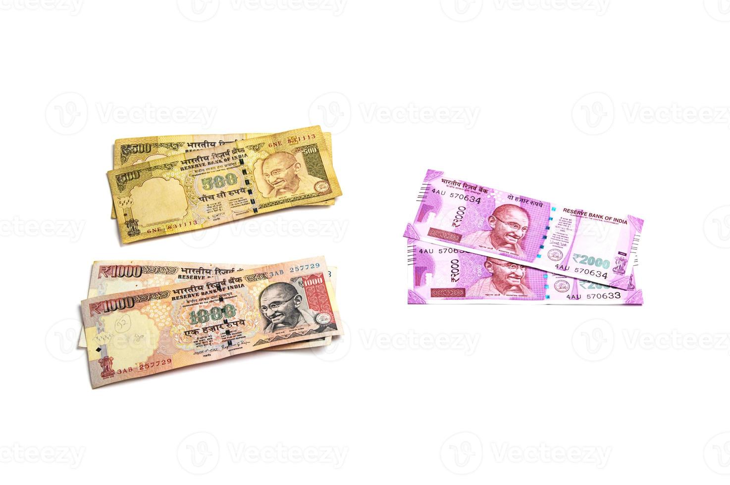 nuova valuta indiana di rs.2000 e vecchia valuta di rs.1000 su sfondo bianco. vecchia valuta demonetizzata e nuova valuta pubblicata il 9 novembre 2016. foto
