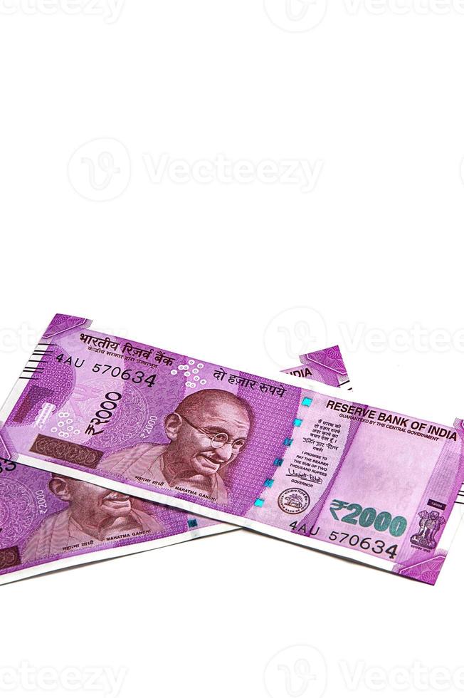 nuova valuta indiana di rs.2000 isolato su sfondo bianco. pubblicato il 9 novembre 2016. foto