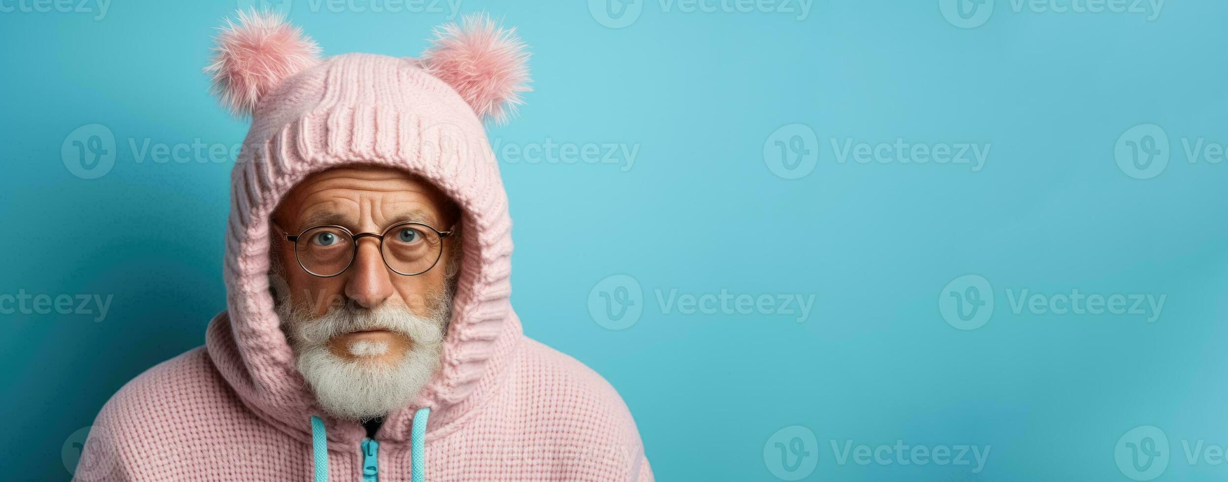 vecchio uomo nel pieno a maglia accogliente costume isolato su pastello sfondo con un' posto per testo foto