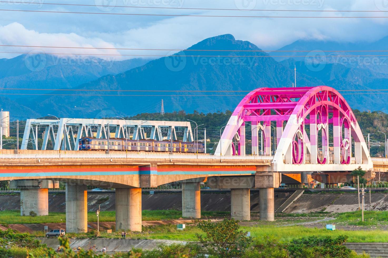 treno che attraversa il ponte nella città di zhubei, hsinchu, taiwan foto