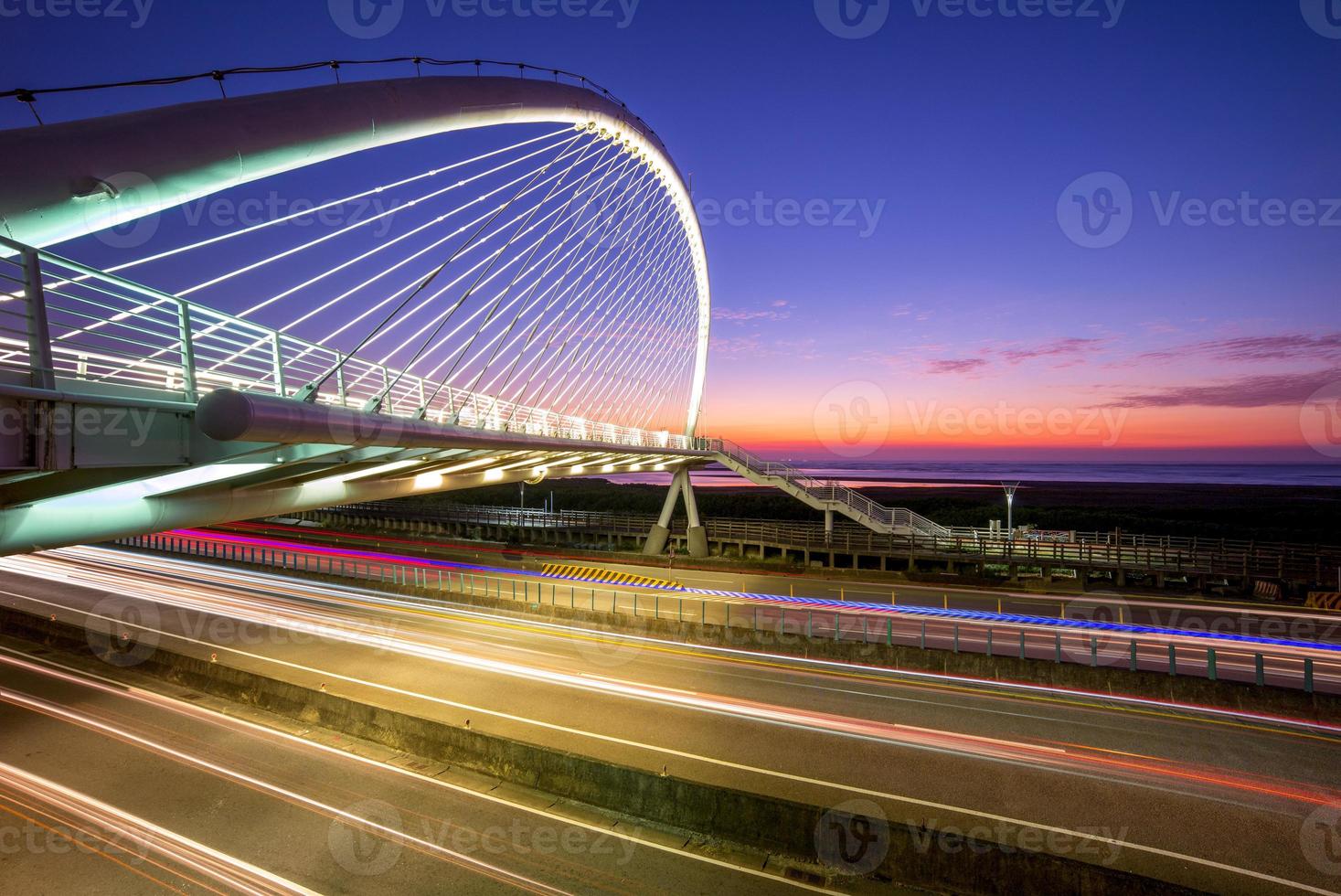 scena notturna del ponte dell'arpa a hsinchu, taiwan foto