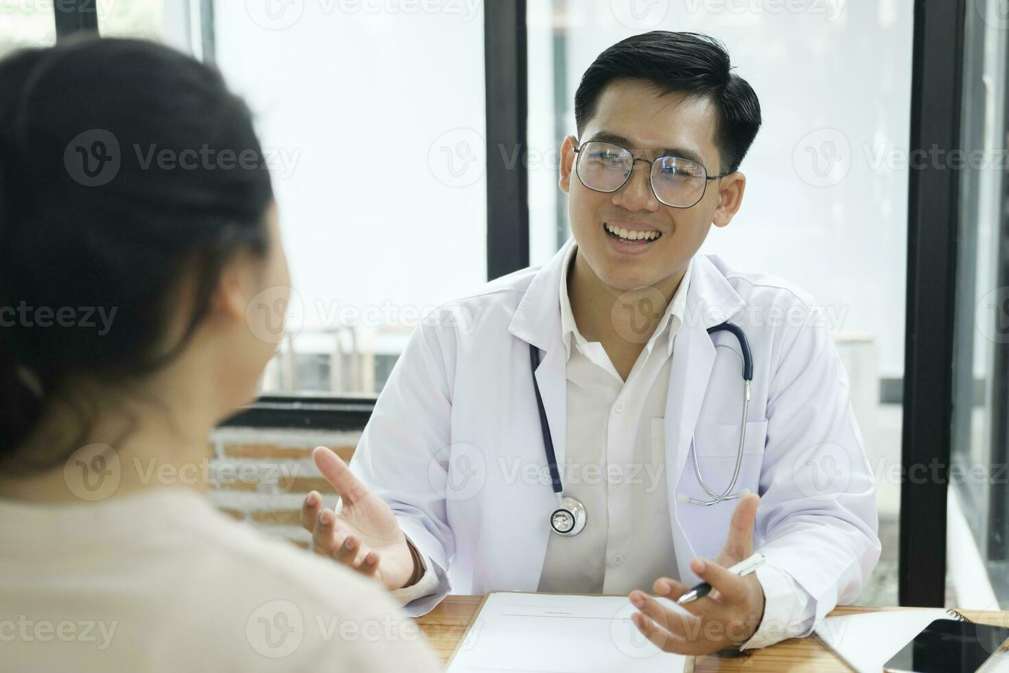 medico parlando per un' paziente a medico clinica. foto
