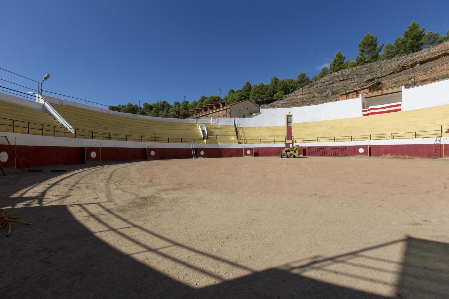 manutenzione della plaza de toros, corrida, nella città di arcos de jalon, provincia di soria, castilla y leon, spagna foto