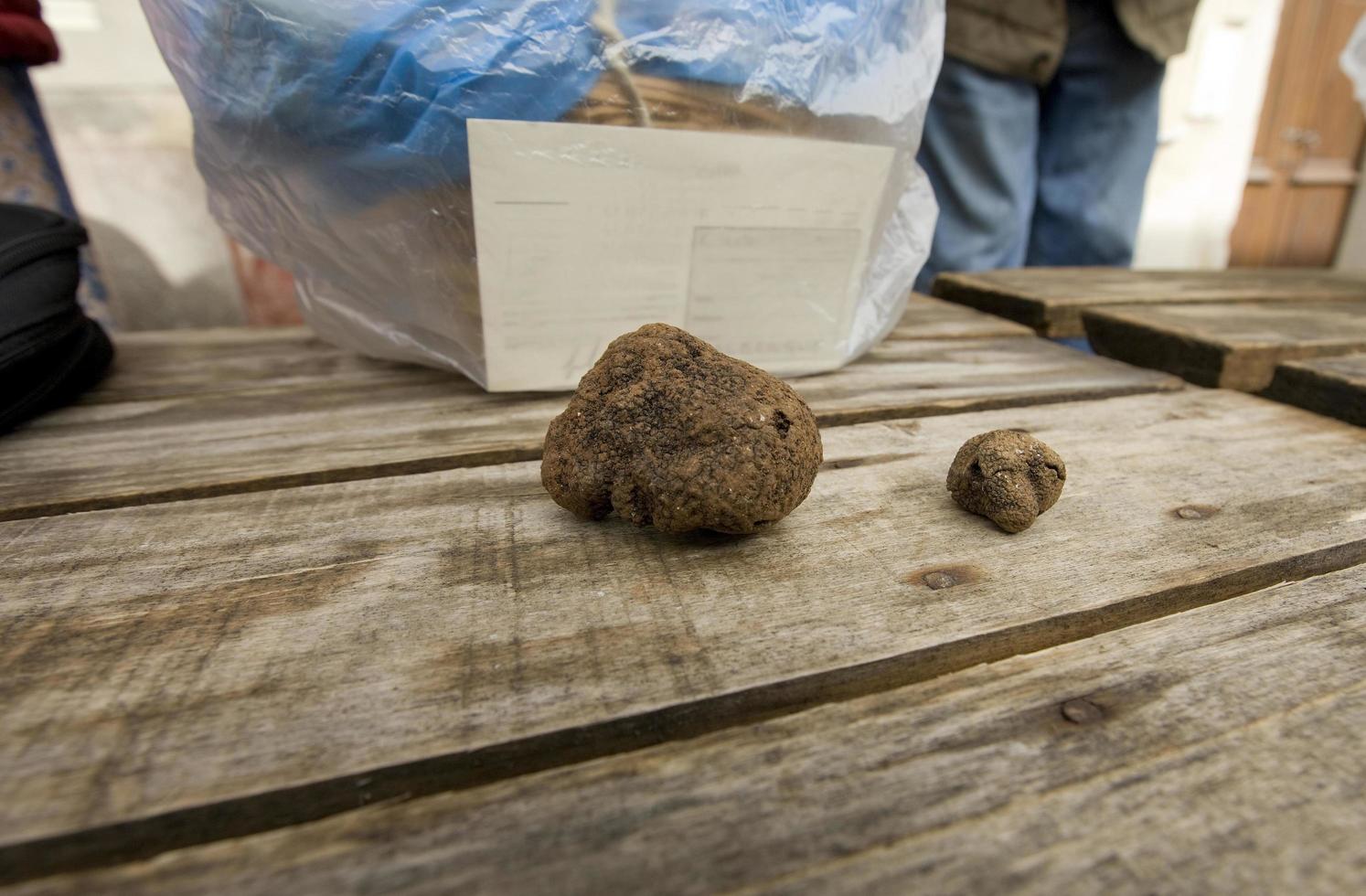 Mercato tradizionale del tartufo nero di lalbenque nel perigord, francia foto