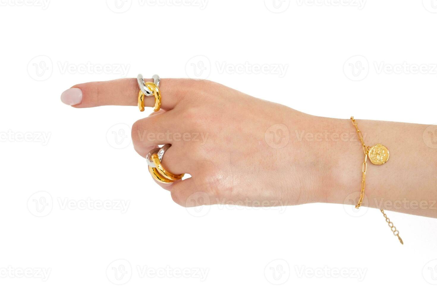 donna mano indossare d'oro farfalla braccialetto e interbloccata d'oro e argento anelli impostato contro un' bianca sfondo. bellissimo San Valentino regalo. foto